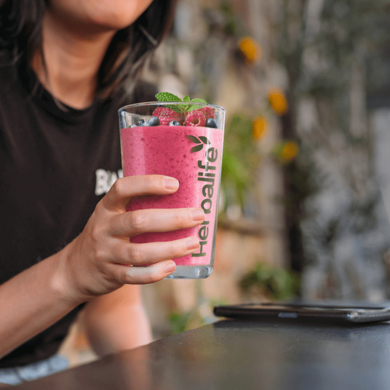 Nutrition Companion Classic drink in a Herbalife glass, showcasing a nutritious smoothie for weight loss.